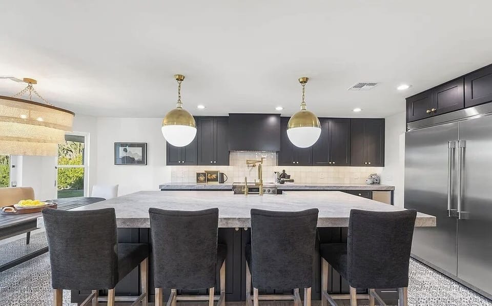 Large island with 4 barstools
