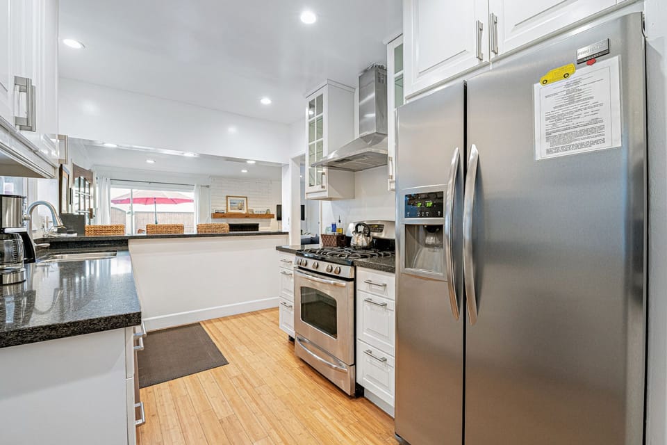 Enjoy meal preparation in the spacious kitchen, thoughtfully designed to make cooking and entertaining both easy and enjoyable
                