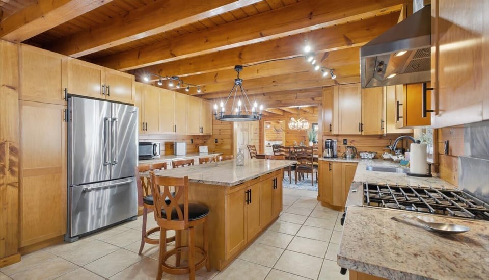 Because even vacations deserve home-cooked comfort. From big family dinners to quick snack runs, this kitchen is the heartbeat of your getaway.