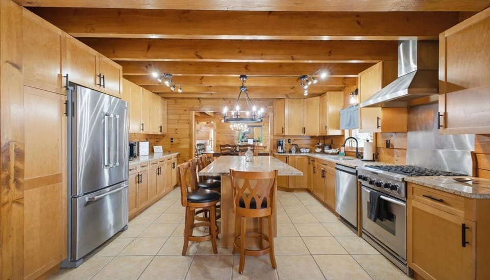Recipe for a great stay: one gorgeous kitchen, a dash of laughter, and a sprinkle of memories made around the table. Bon appétit!