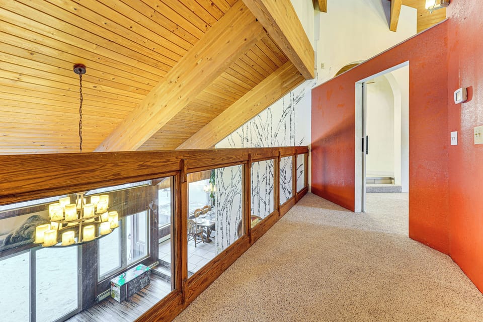 Upstairs Landing | Upper Level