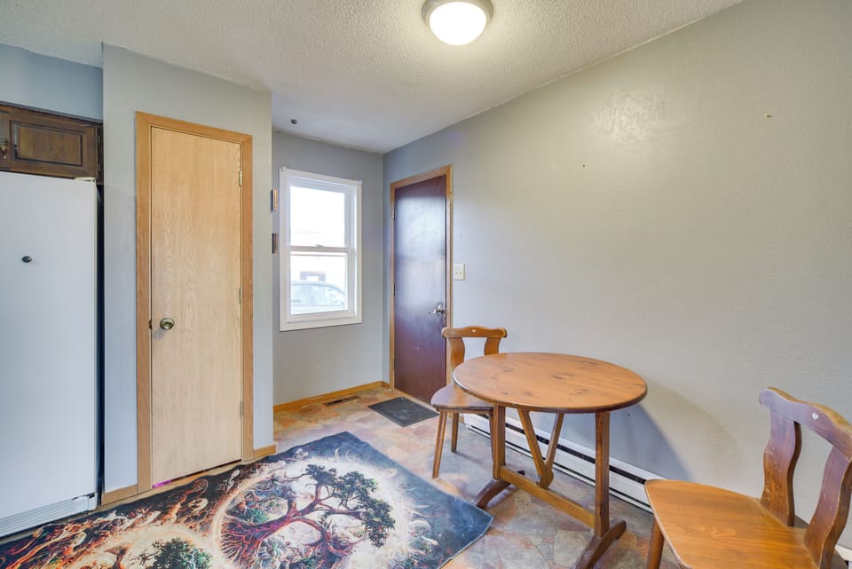 Dining Table | Dishware/Flatware | Main Floor