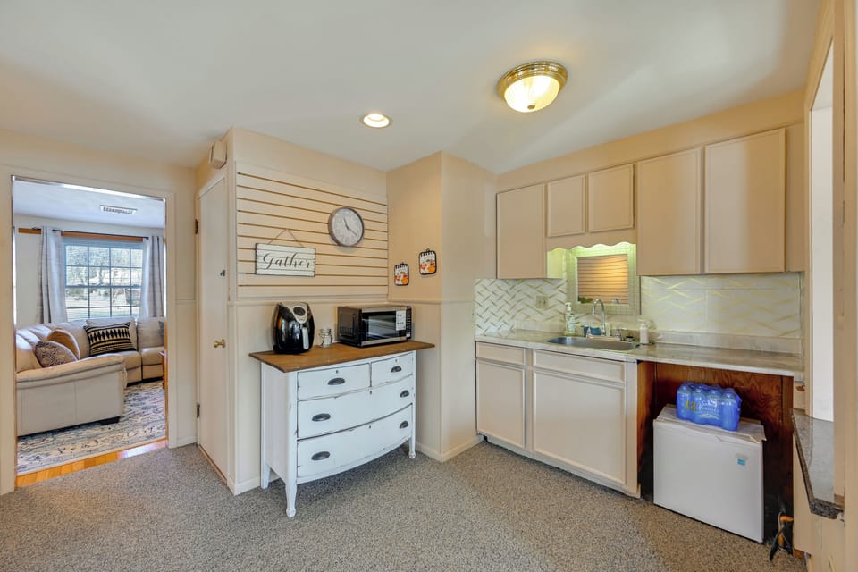 Kitchenette | Air Fryer | Microwave
