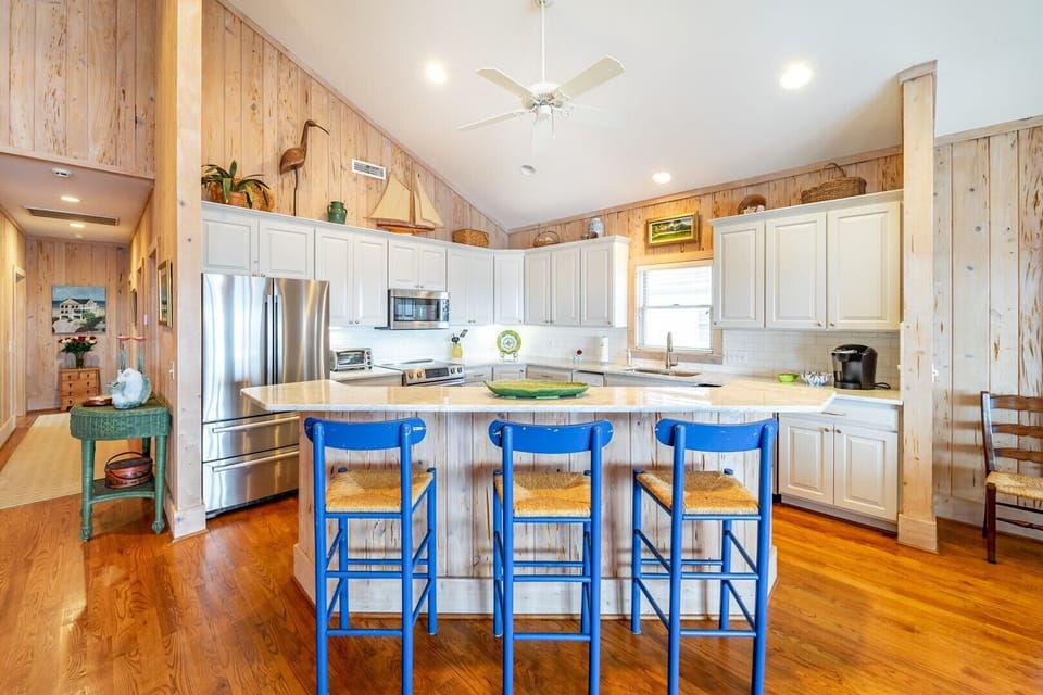 Kitchen & Breakfast Bar