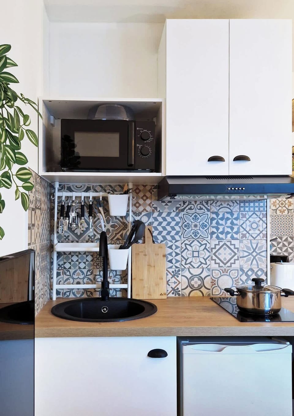 Kitchenette équipée — micro-ondes, plaque, réfrigérateur, évier et crédence carreaux de ciment au Chérubin