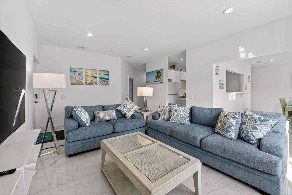 Home Decor, Couch, Furniture, Architecture, Building