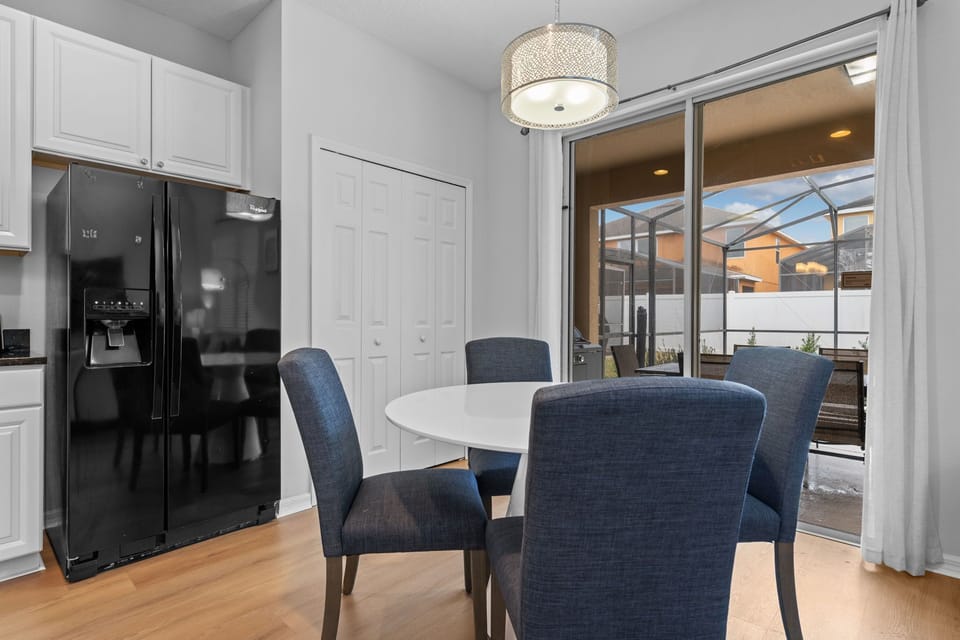 Fully-equipped kitchen with extra dinning space