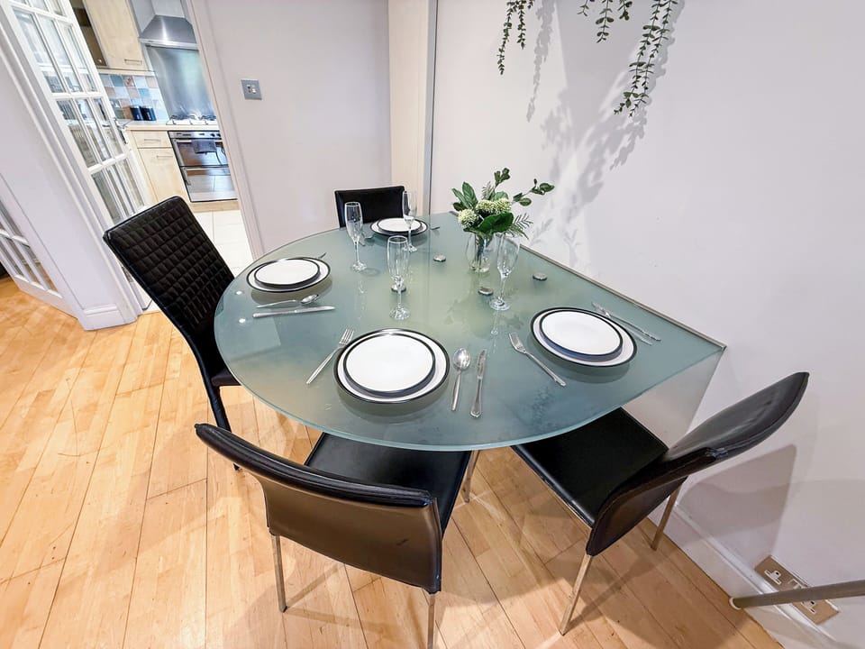 Dining area | Paddington 4BDR House near Little Venice & Hyde Park