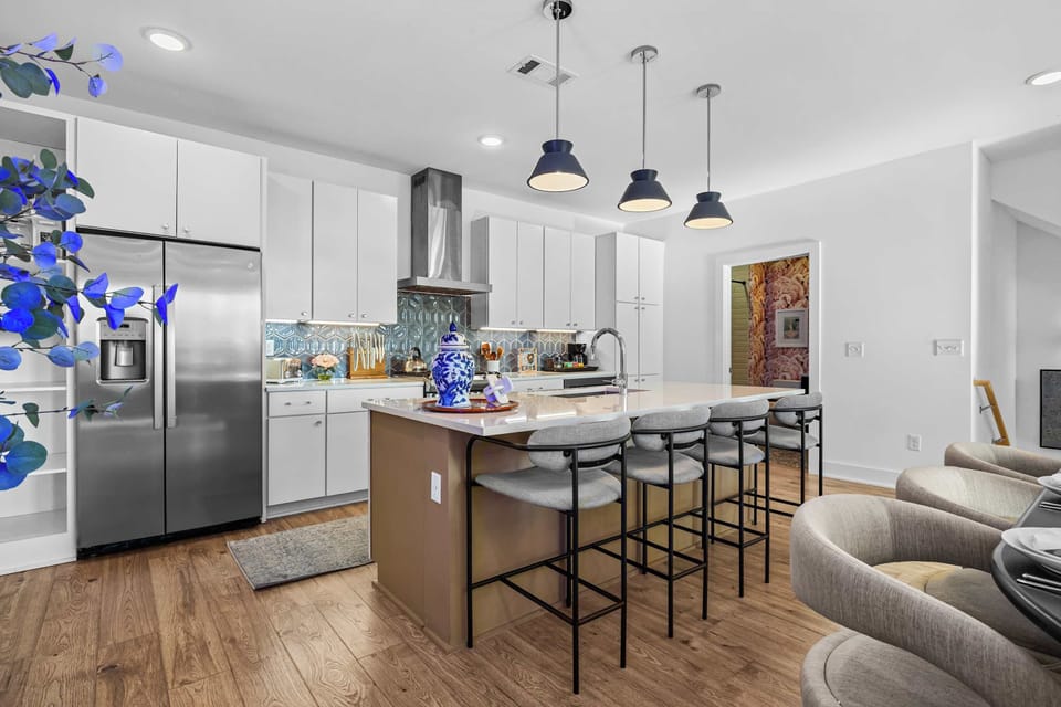 Fully Stocked, Gourmet Kitchen
