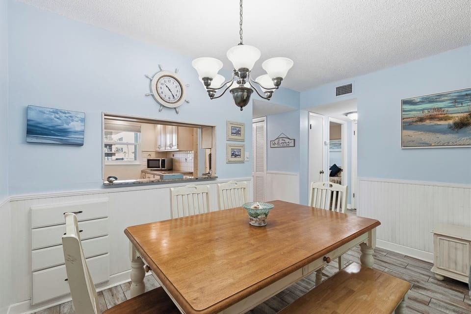 Seating for six at the dining table