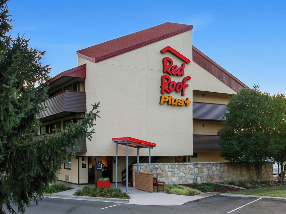 Pull in easily to a convenient, well-marked hotel entrance.