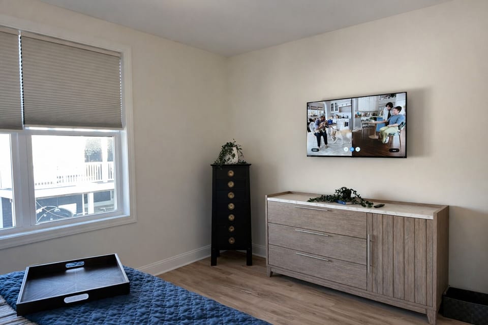Bedroom 4: King bed 