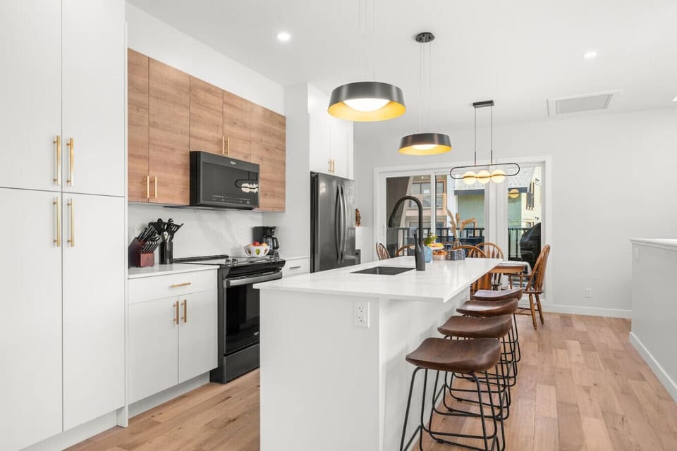 Spacious, fully equipped kitchen designed for easy and enjoyable cooking.