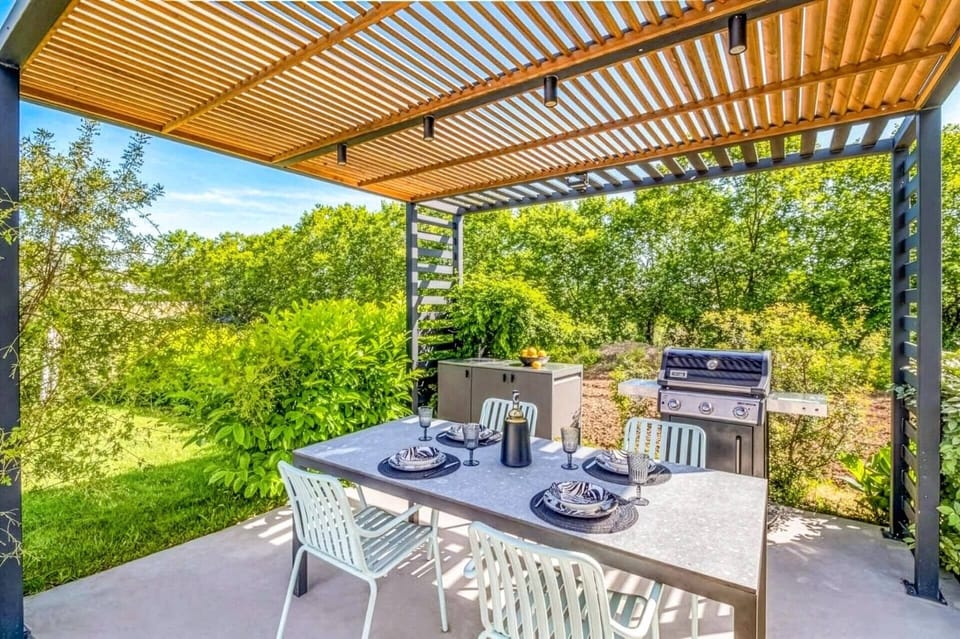 Villa Earth image