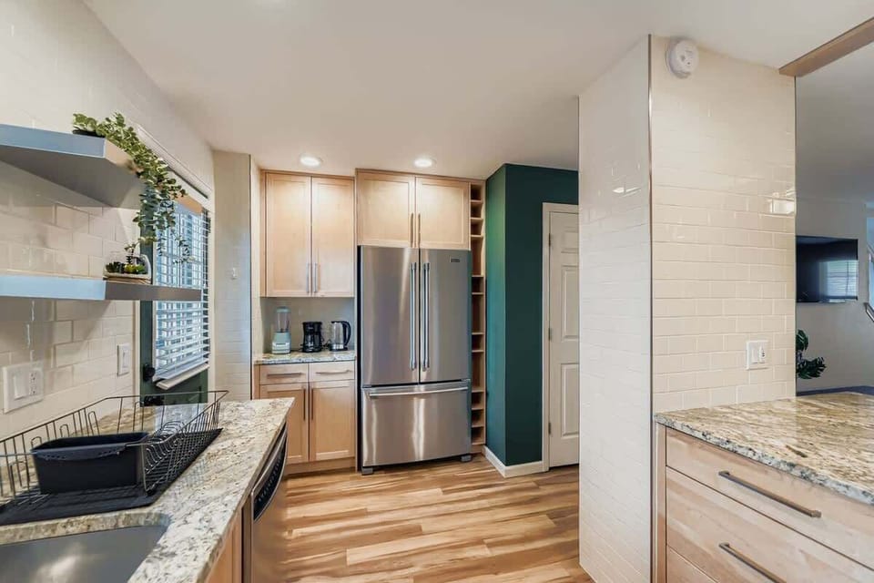 Kitchen flowing into the living room 
