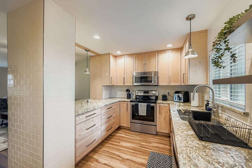 Fully updated and equipped kitchen with all essential cookware and appliances