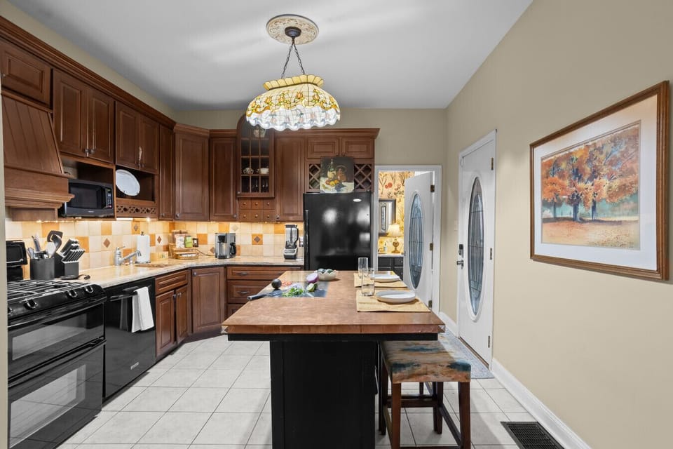 Kitchen | Center Island | Custom Wood Cabinets | Breakfast Seating