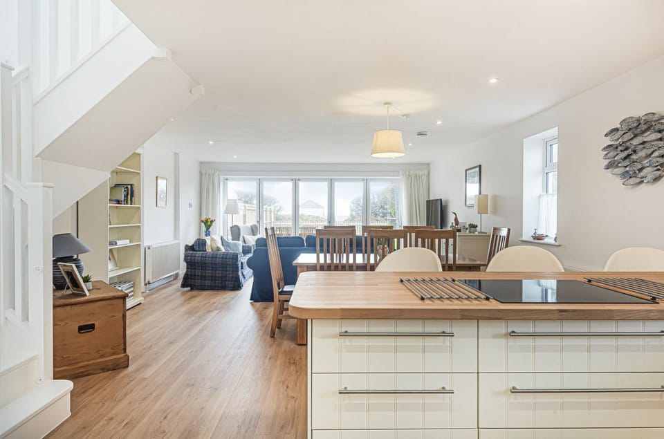 Large open plan kitchen / living / dining room