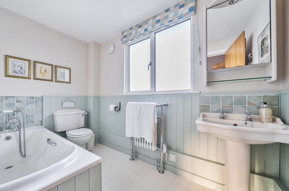En-suite bath room with bath