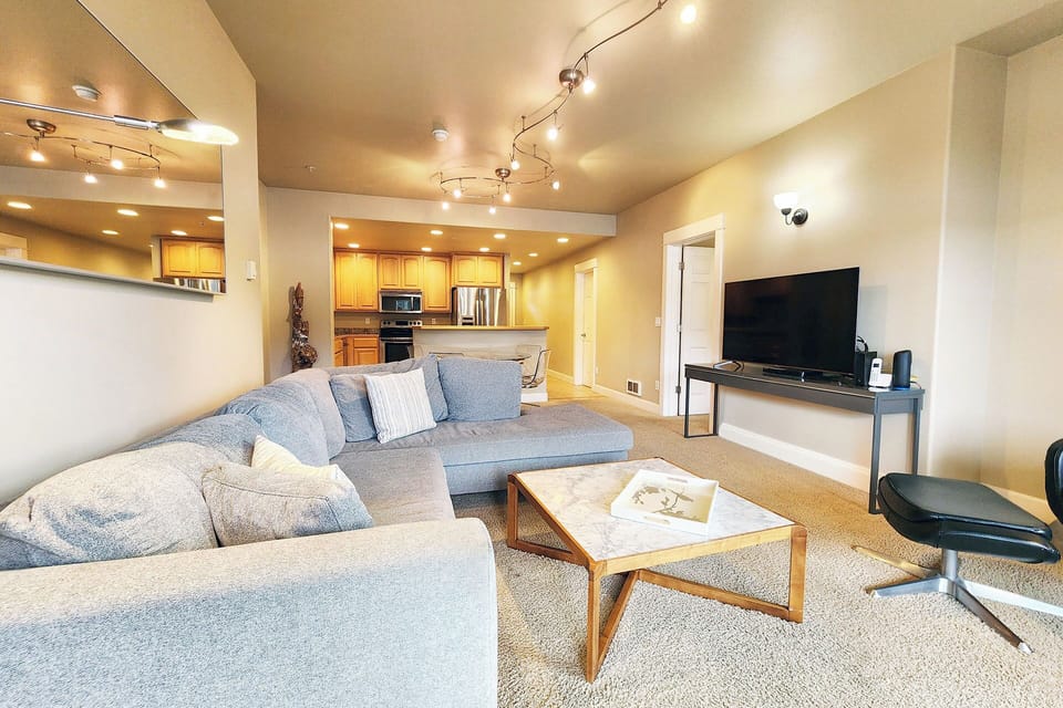 Open living space with plenty of light!