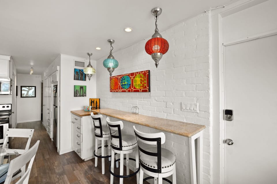njoy casual meals or morning coffee at the kitchen bar
