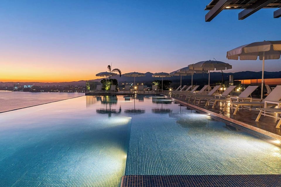 Heated saltwater rooftop infinity pool