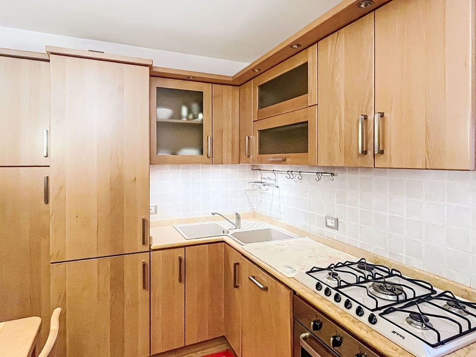 Kitchen Appliance, Kitchen, Countertop, Major Appliance, Cabinetry, Wood, Flooring, Stove, Interior Design, Kitchen Stove