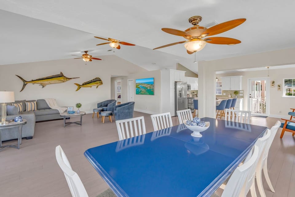 Open concept dining, living area and kkitchen