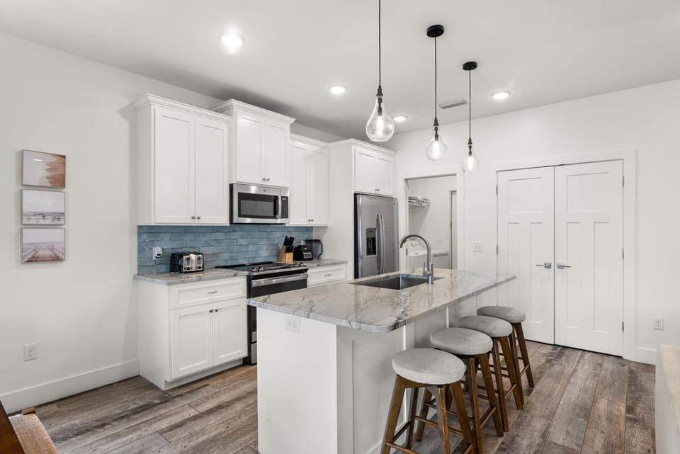 Kitchen with Breakfast Bar