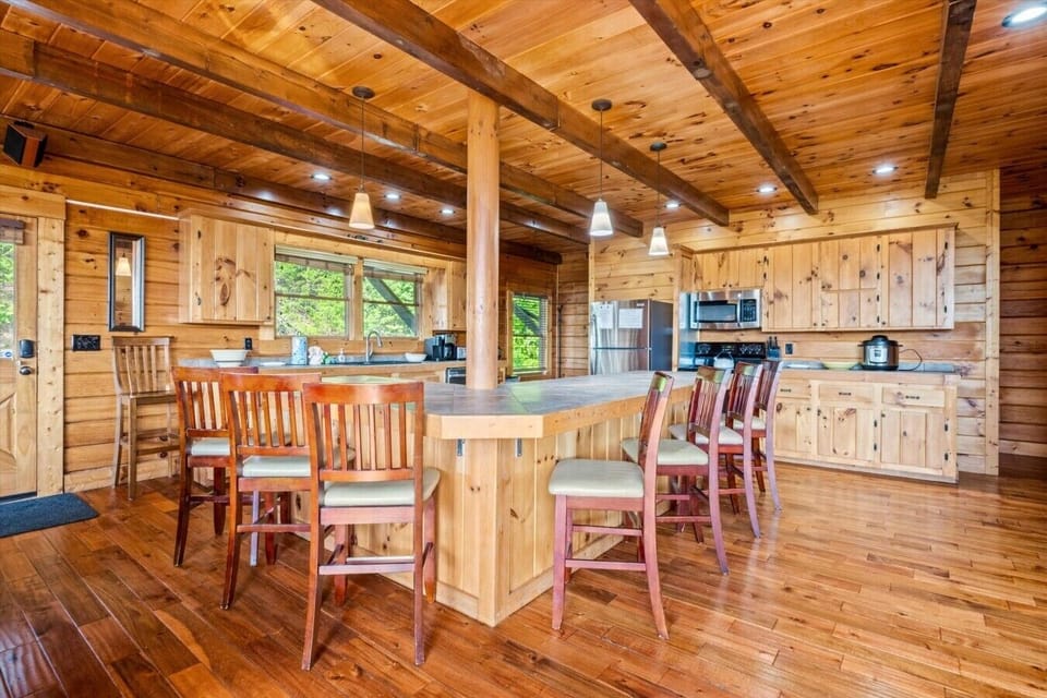 The spacious, fully equipped kitchen offers plenty of room for multiple cooks, making it easy to prepare everything from quick breakfasts to family feasts.