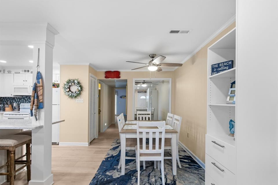 Spacious dining for six!