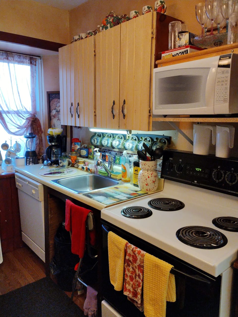The kitchen has everything you need to make a full meal or snack anytime