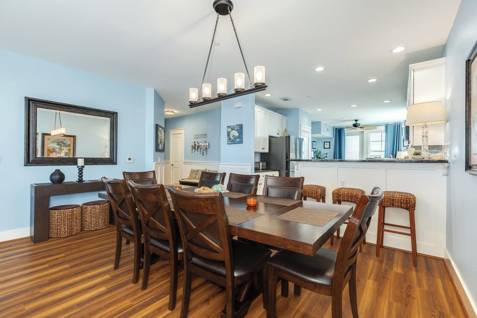 Sit up to 8 at the dining table