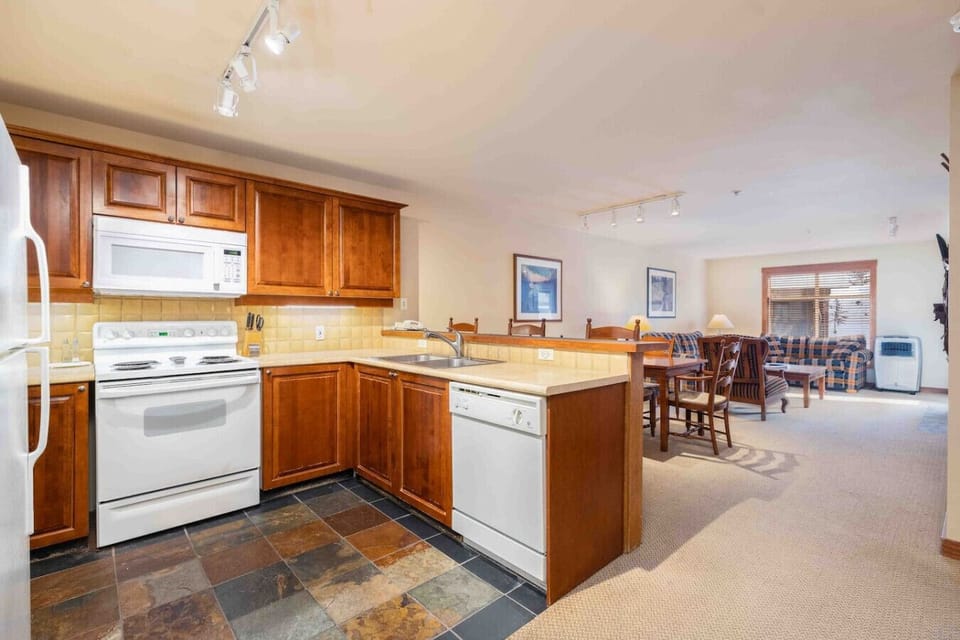 Modern kitchen with all the essentials for a convenient stay.