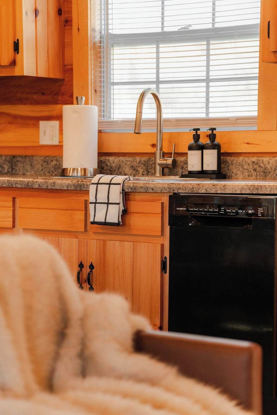 Kitchen: Enjoy cooking in a stylish space with sleek appliances and warm wooden accents!
