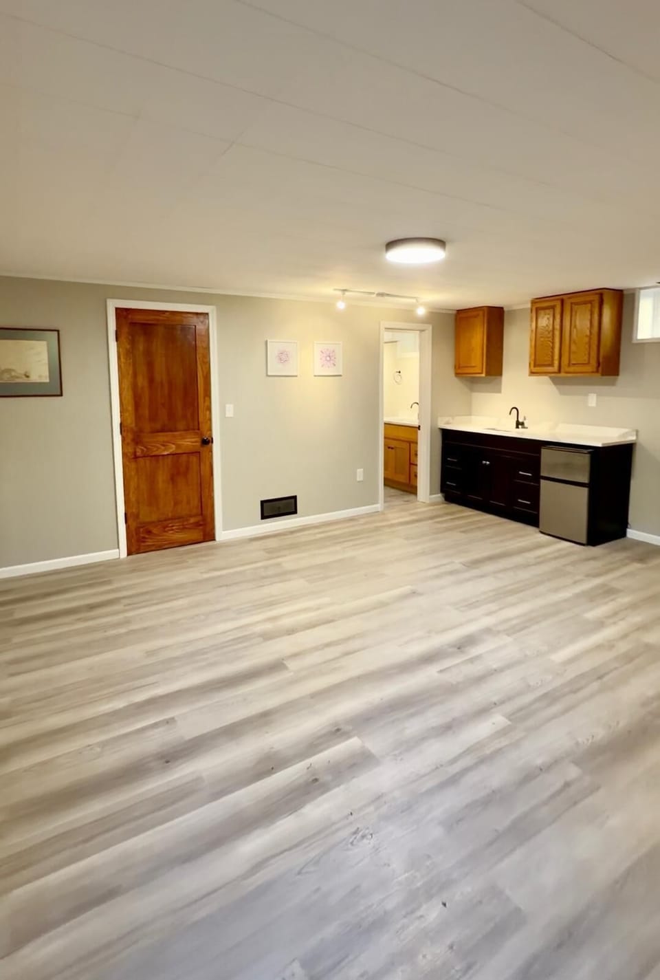 Main Room without bed - showing size and layout