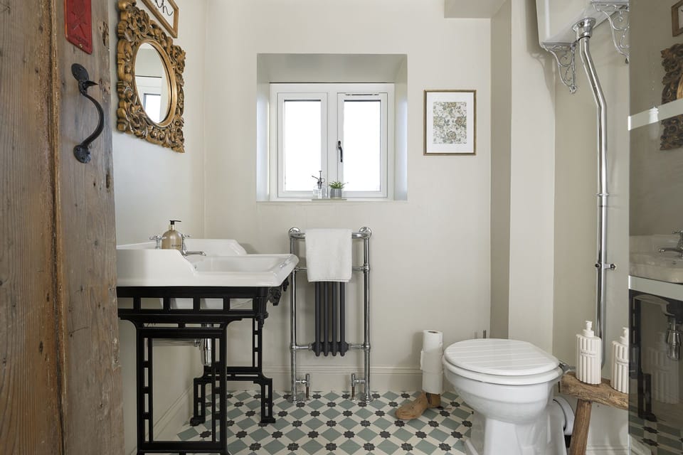 The Old Forge Family Bathroom - StayCotswold