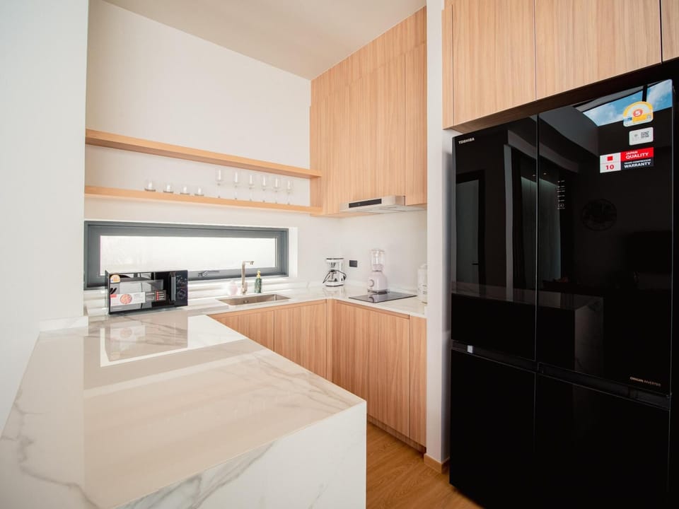 Kitchen

• Fully equipped modern kitchen
• Refrigerator, stove, and microwave
• Cookware, dishes, and utensils
• Ideal for short and long stays