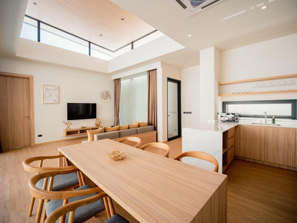 Kitchen

• Fully equipped modern kitchen
• Refrigerator, stove, and microwave
• Cookware, dishes, and utensils
• Ideal for short and long stays