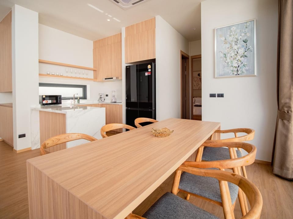 Dining Area

• Stylish dining table for up to 6 guests
• Comfortable seating
• Air-conditioning
• Bright and open atmosphere
• Perfect for shared meals and gatherings