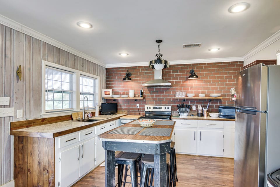 Dining Bar | Dishware/Flatware | Main Floor