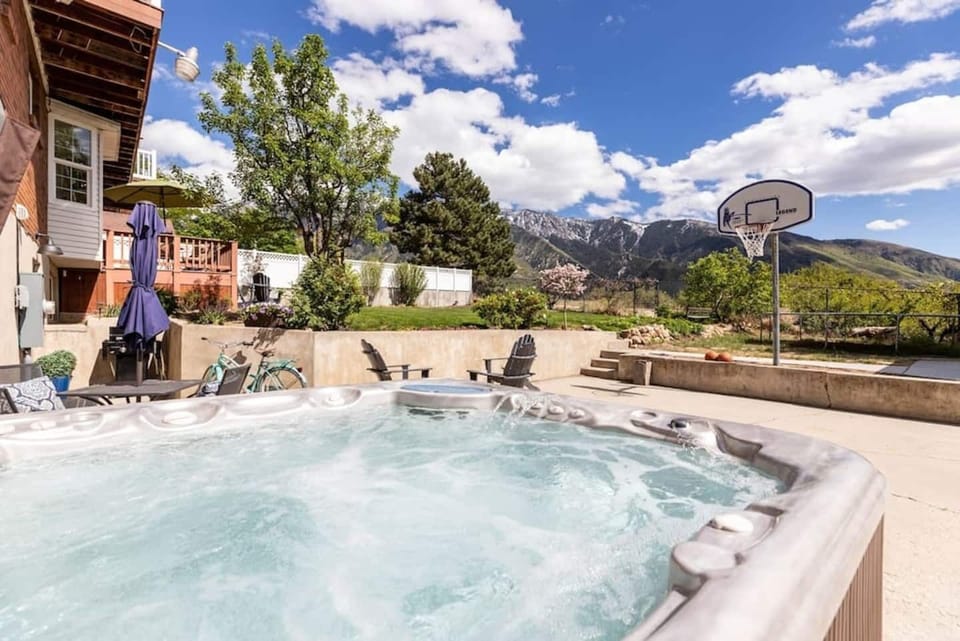 Enjoy the mountain views while relaxing in the Hot tub!
