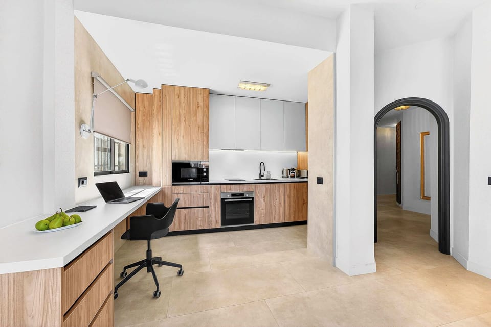 Dedicated Working Space with Ocean Views, Stable High-Speed WiFi and all Conveniences