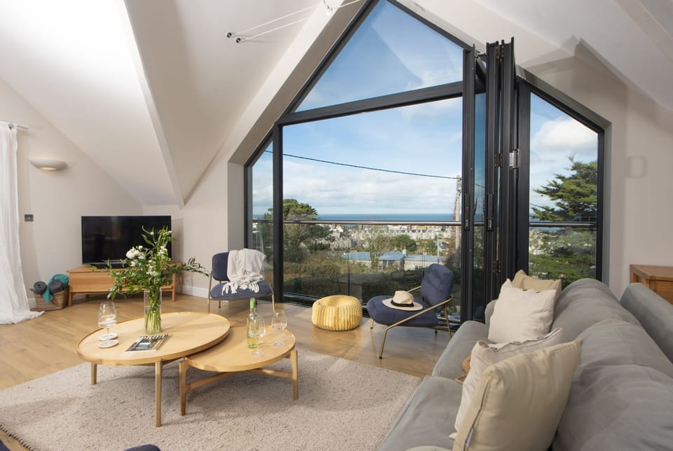 Living room with tri fold doors and sea views - Cloud 10
