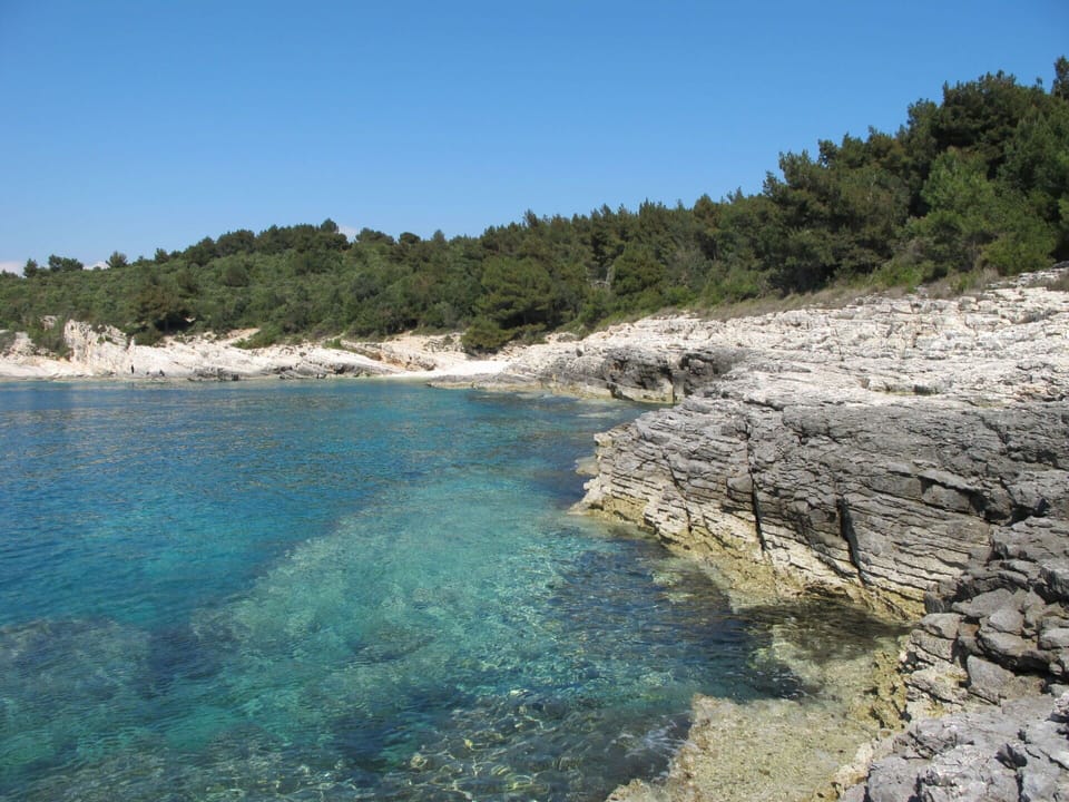 Water Resources, Body Of Water, Coast, Rock, Watercourse, Coastal And Oceanic Landforms, Bank, Shore, Terrain, Sea