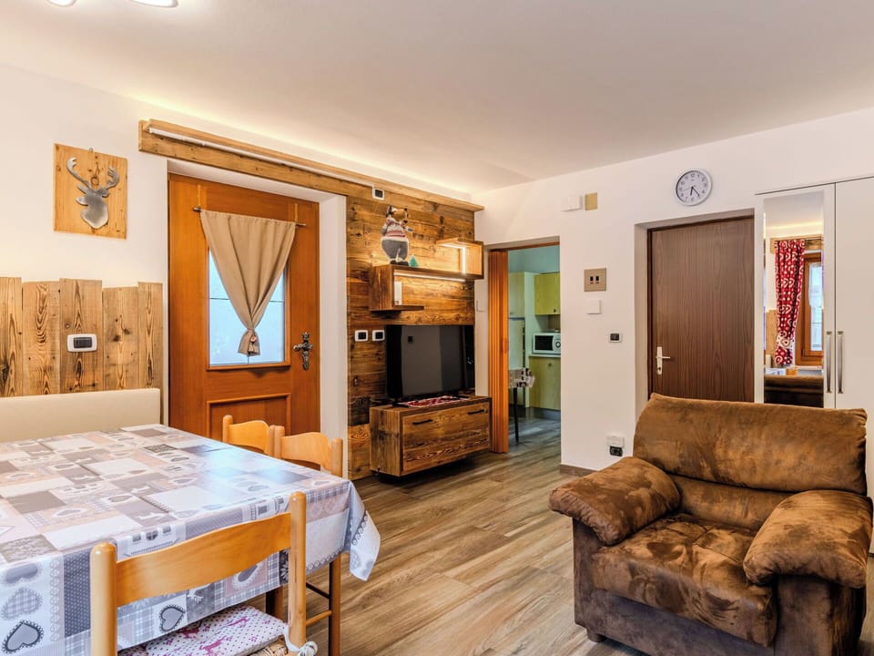 Wood, Furniture, Home, Apartment, Ceiling, Wood Stain, Hardwood, Chair, Lumber, Log Cabin