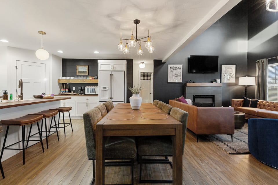 Dining for 10 guests with expandable table leaf