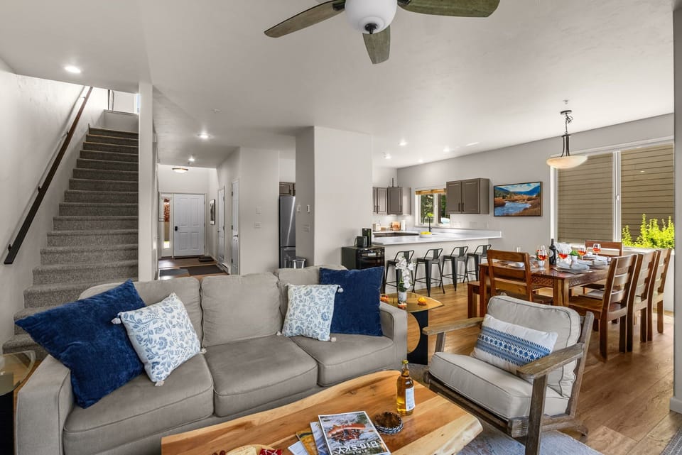 Living room: Smart TV, fireplace, access to hot tub 