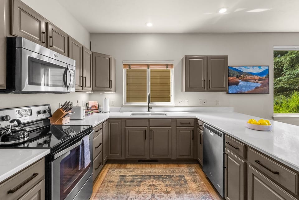 Kitchen: Stainless steel appliances, bar seating for 4, kettle, coffee maker 