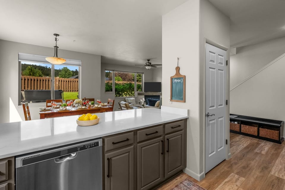 Kitchen: Stainless steel appliances, bar seating for 4, kettle, coffee maker 